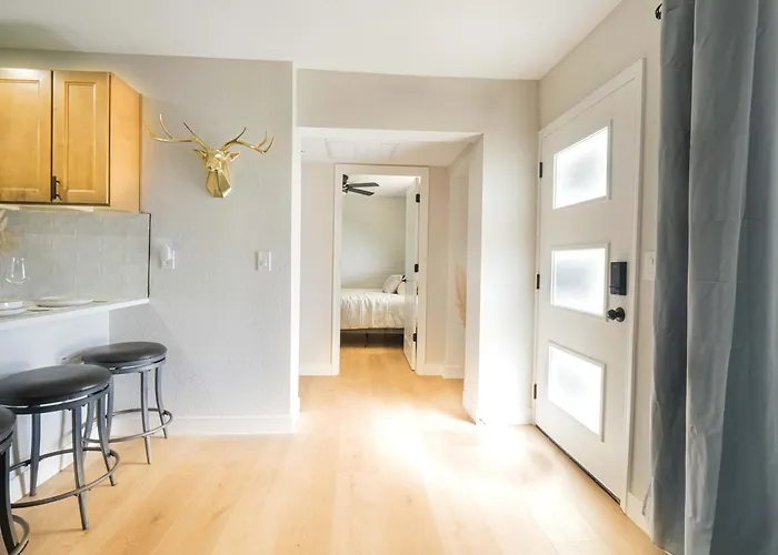 Retreat Near Asu & Mill Ave Holiday home